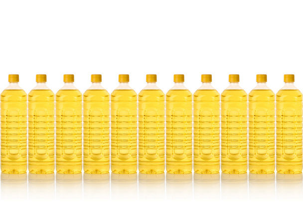 Frasco de aceite de cocina en una fila aislado en blanco
 - Foto, Imagen