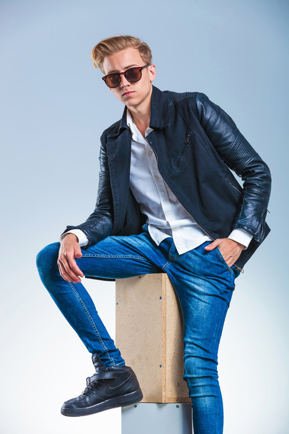 guy wearing sunglasses and leather jacket while having his hand - Foto, imagen