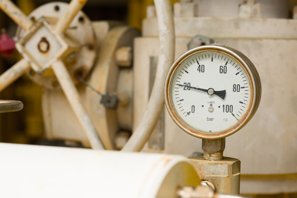Wskaźnik ciśnienia w proces produkcji ropy i gazu dla monitora stanu, miernik dla miara w pracy przemysłu, branży tło i bliska miernik - Zdjęcie, obraz