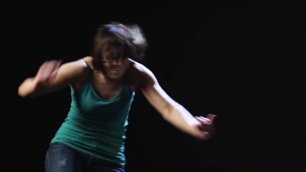Young woman dancing - Záběry, video