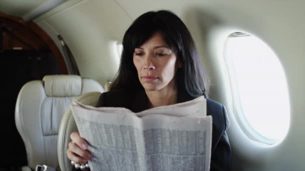 Businesswoman reading newspaper - Materiał filmowy, wideo