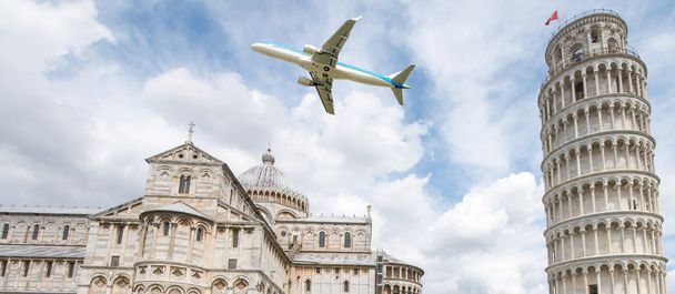 Flugzeug über dem Platz der Wunder in Pisa - Italien - Foto, Bild