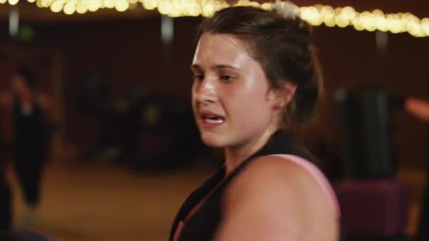 Žena cvičí kick box v tělocvičně - Záběry, video