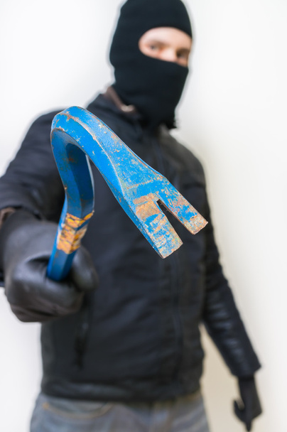 Suç kavramı. Siyah balacla hırsız suçlu saldırgan maskeli - Fotoğraf, Görsel