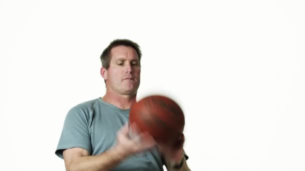 Man spinning basketball - Materiał filmowy, wideo
