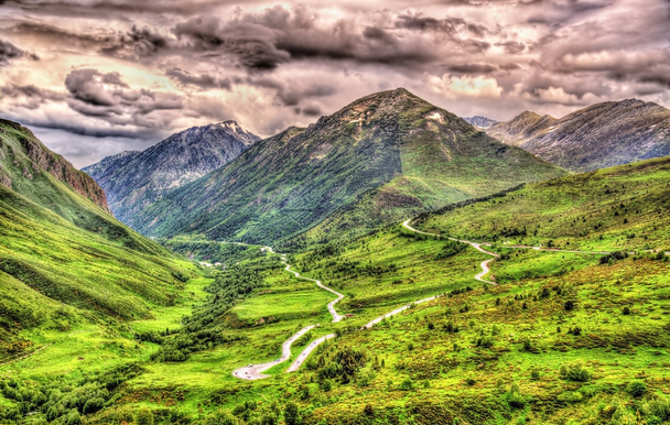 Estrada serpentina entre França, Andorra e Espanha no Pirenéu
 - Foto, Imagem