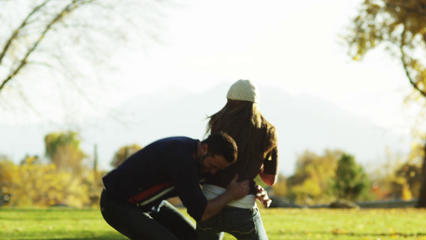 Paar spielt mit Fußball im Park - Filmmaterial, Video