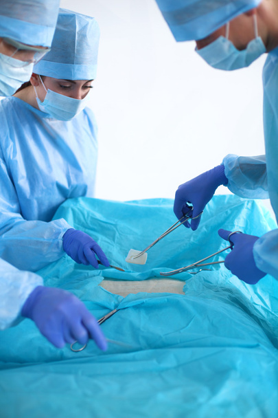制服の外科医のチームは心臓手術のクリニックで患者に対して操作を実行します。 - 写真・画像
