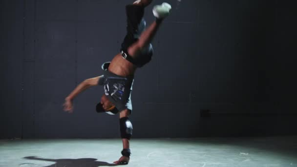 Young man breakdancing - Felvétel, videó