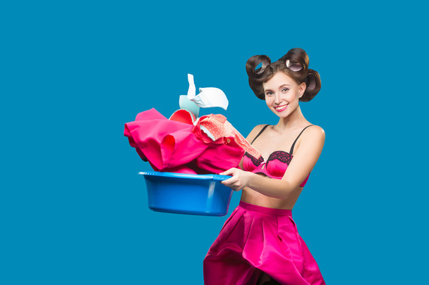 pin-up girl with a basket with the laundry - Foto, Imagen