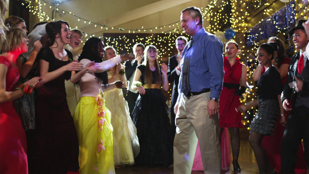 Estudiantes y profesores bailando en la noche del baile
 - Imágenes, Vídeo