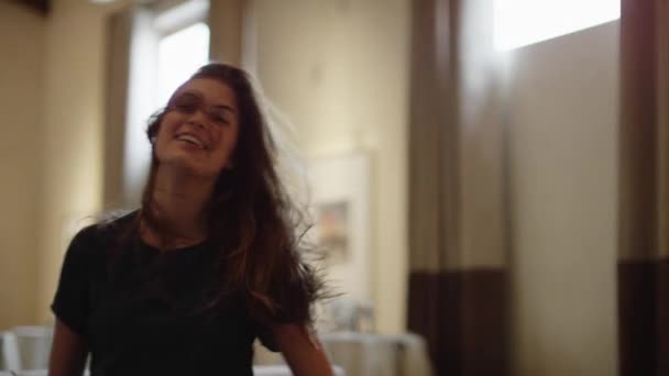 beautiful woman dancing at home - Πλάνα, βίντεο