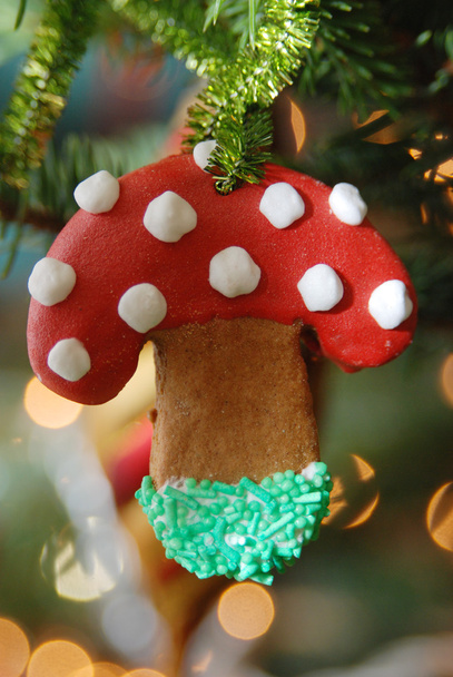Champignon pain d'épice comme décoration de Noël accroché sur le sapin de Noël
 - Photo, image