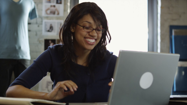 νεαρή γυναίκα που χρησιμοποιεί φορητό υπολογιστή - Πλάνα, βίντεο