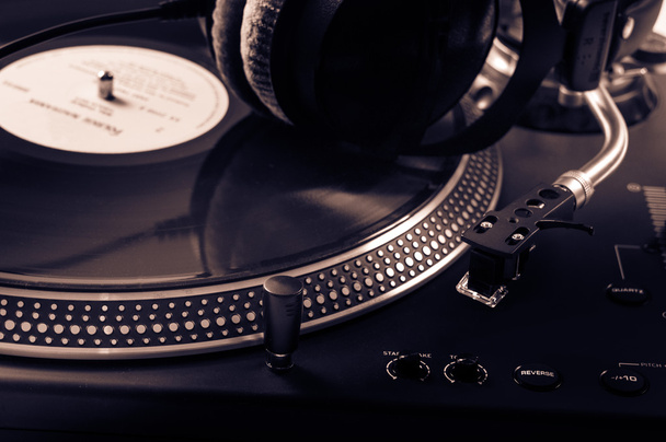 Mezclador de DJ con auriculares en el club nocturno. Instrumento musical
 - Foto, imagen