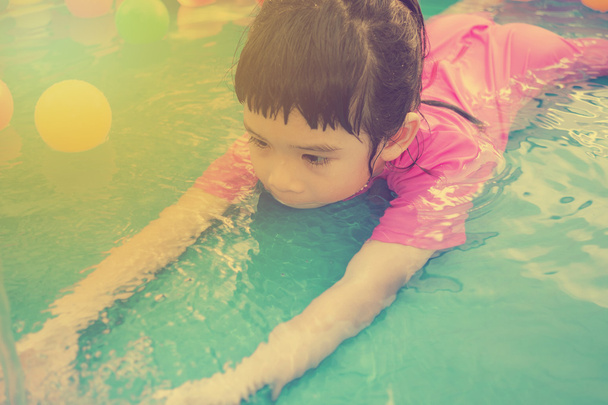 Vauva tyttö pelaa kiddie pool - vintage vaikutus
 - Valokuva, kuva