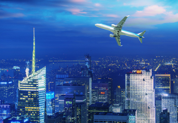 Avião sobrevoando cidade moderna
 - Foto, Imagem