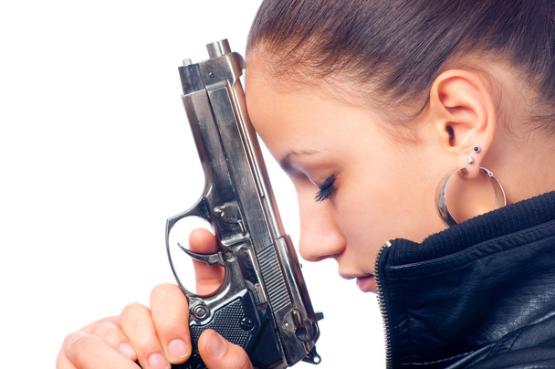 πορτρέτο του όμορφη κοπέλα στο μαύρο δερμάτινο μπουφάν, κρατώντας όπλο beretta - Φωτογραφία, εικόνα