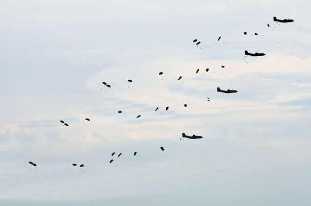 Os pára-quedistas e aviões
 - Foto, Imagem