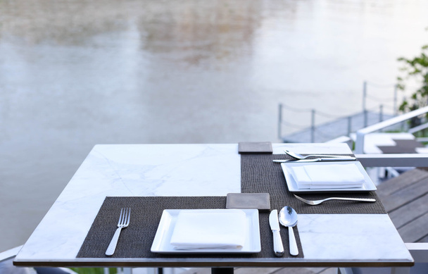Обідній стіл на березі річки
 - Фото, зображення