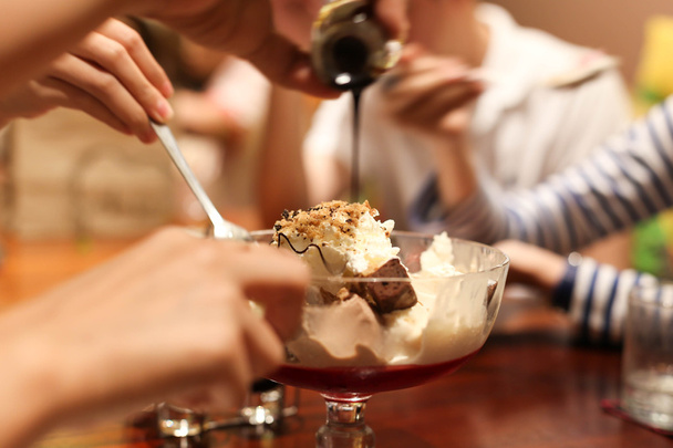 Famiglia che si diverte a mangiare un gelato in un ristorante
 - Foto, immagini