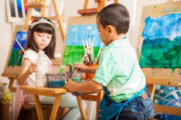 Kleine kinderen werken op een schilderij - Foto, afbeelding