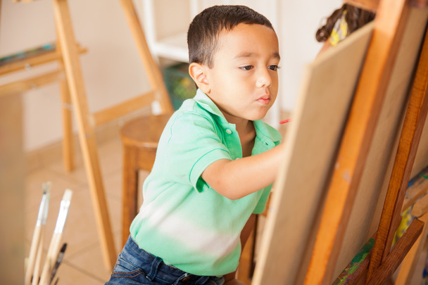 маленький мальчик работает над рисунком
 - Фото, изображение