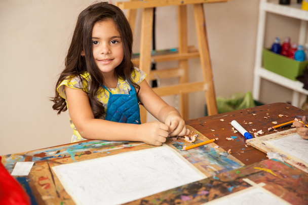 ittle menina com um desenho avental
 - Foto, Imagem