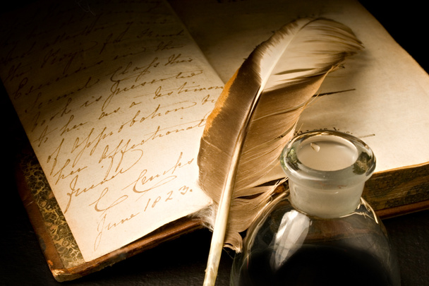 Старая книга с пером и чернильницей
 - Фото, изображение