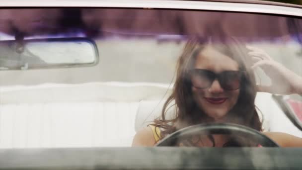Hermosa mujer conduciendo coche descapotable - Metraje, vídeo