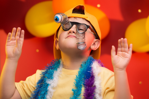 Дитина веселяться на карнавалі - Фото, зображення