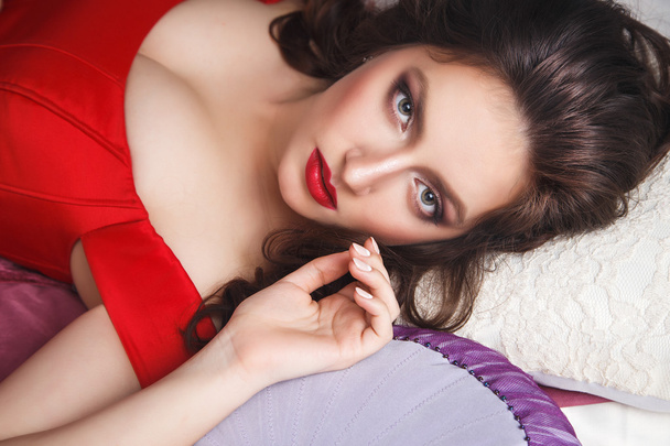 Close-up portrait of beautiful brunette young woman in elegant luxury red dress - Foto, Bild