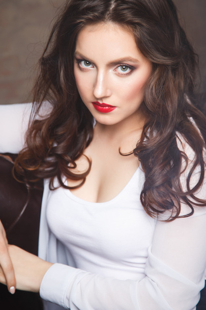 Close-up πορτρέτο της όμορφη σέξι νεαρή γυναίκα με μακριά καστανά μαλλιά σε photostudio - Φωτογραφία, εικόνα