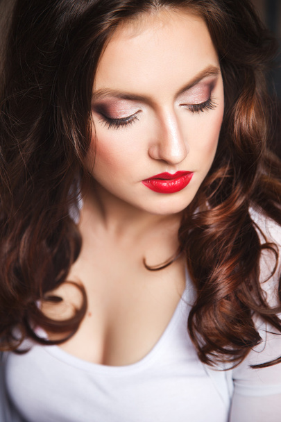 Gros plan portrait de belle jeune femme sexy aux longs cheveux bruns en photostudio
 - Photo, image