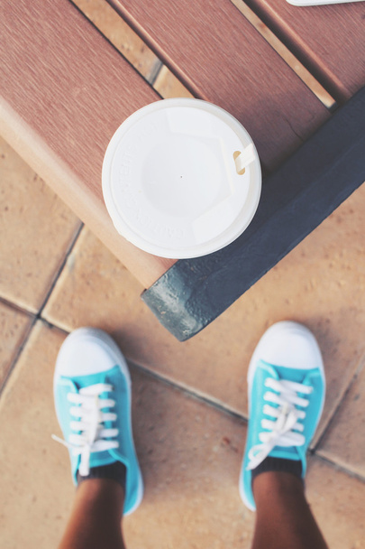 Selfie de sneakert con taza de papel de café
 - Foto, imagen