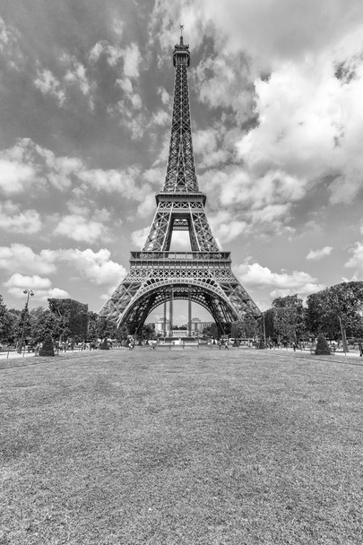 Torre Eiffel terminar seus jardins
 - Foto, Imagem