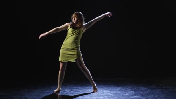 Young woman dancing - Filmati, video