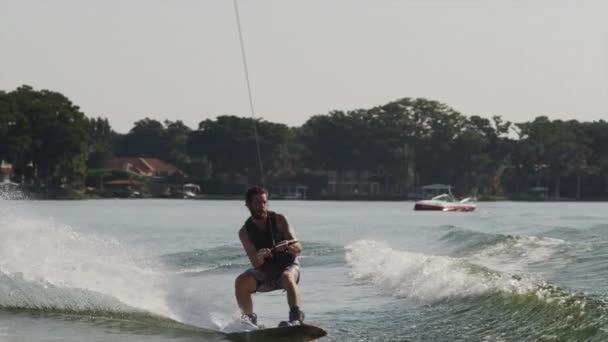 Jonge man doen truc op wakeboard - Video