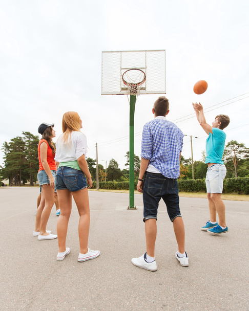group of happy teenagers playing basketball - Foto, Imagem