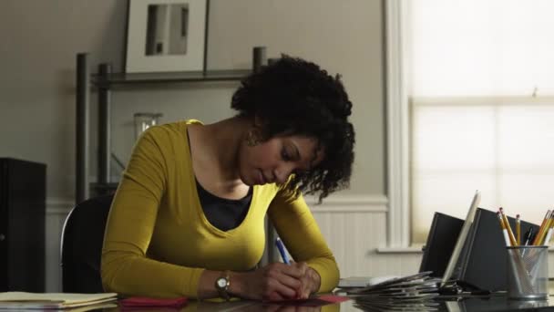Młoda kobieta pisze karta w biurze - Materiał filmowy, wideo