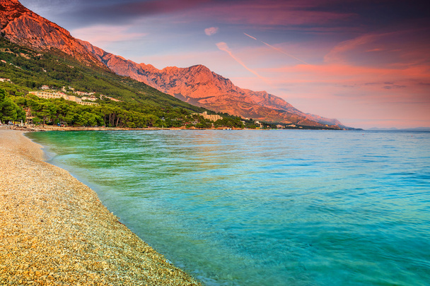 Baía bonita com praia de cascalho, Brela, Makarska riviera, Dalmácia, Croácia
 - Foto, Imagem