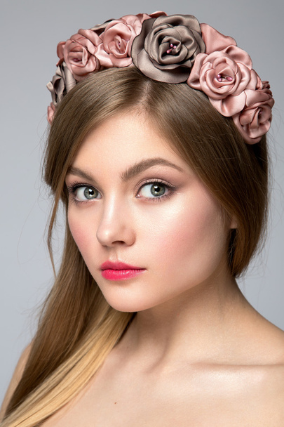 Beautiful girl with a wreath of flowers on her head. - Zdjęcie, obraz
