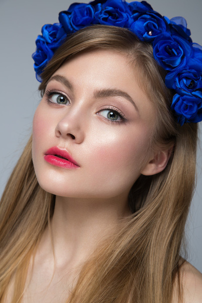Beautiful girl with a wreath of flowers on her head. - Fotografie, Obrázek