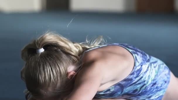 Girl  stretching in gym - Záběry, video
