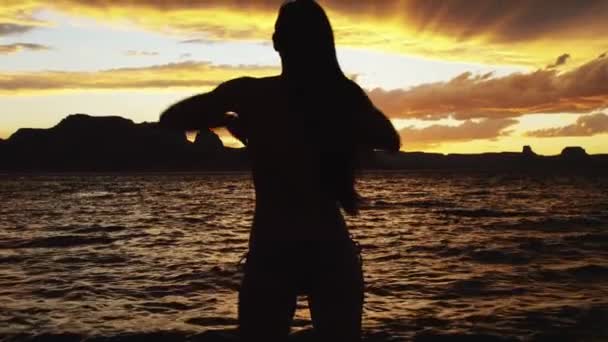 Frau im Bikini blickt auf See - Filmmaterial, Video