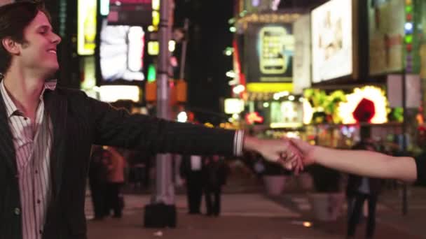 Ζευγάρι που χορεύει στην Times Square τη νύχτα - Πλάνα, βίντεο