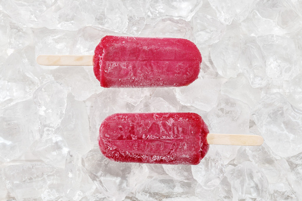 κόκκινα σταφύλια νόστιμα φρέσκα θερινές popsicle φρούτα γλυκό επιδόρπιο - Φωτογραφία, εικόνα