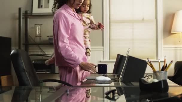 Mutter mit Tochter mit Laptop - Filmmaterial, Video