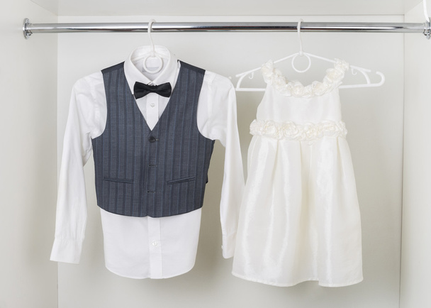 vêtements élégants de fête dans une armoire blanche
 - Photo, image