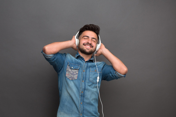 Handsome hipster man in earphones - Valokuva, kuva